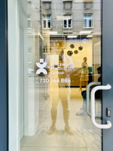Drzwi wejściowe do centrum medycznego Milczarek Medical na ul. Kopernika 68 w Łodzi