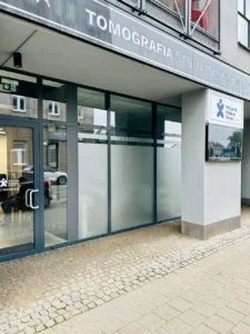 Wejście do poradni Milczarek Medical na ul. Kopernika 68 w Łodzi