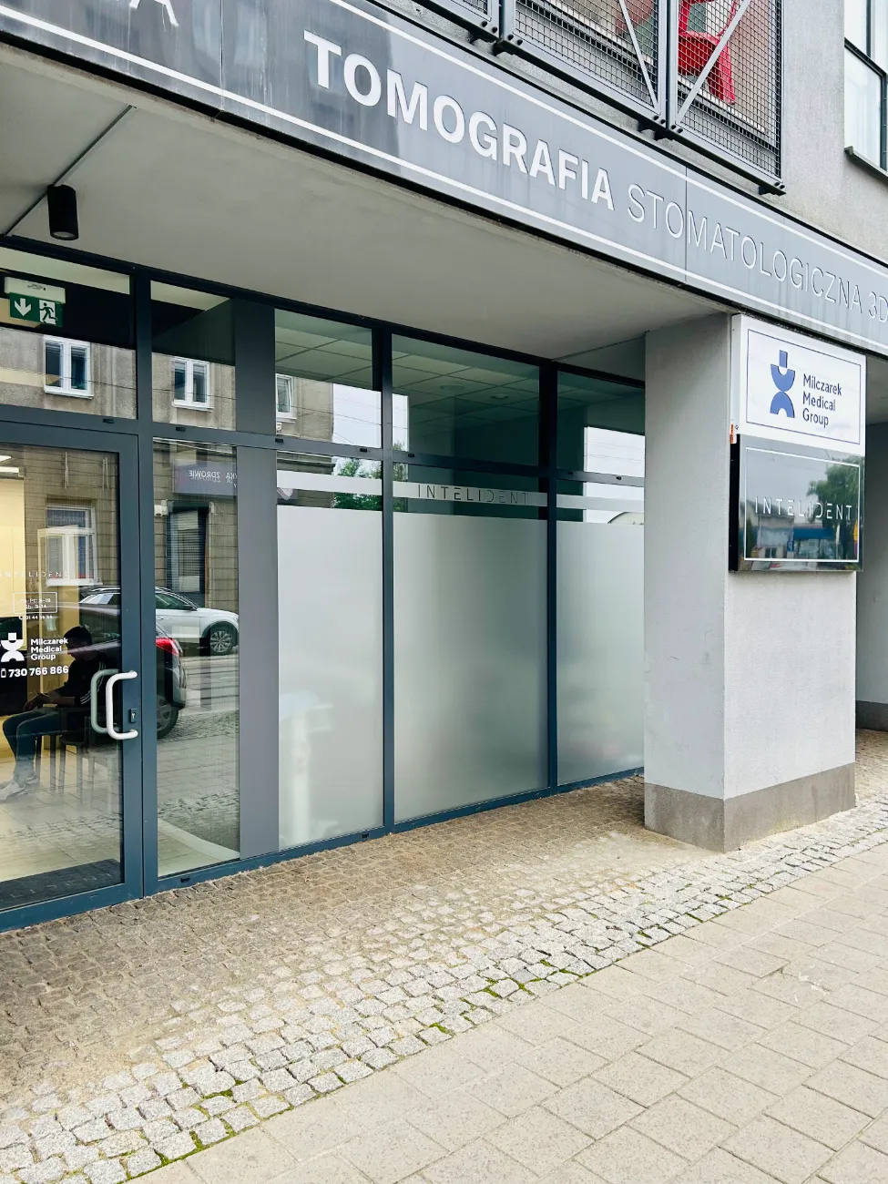 Wejście do poradni Milczarek Medical na ul. Kopernika 68 w Łodzi